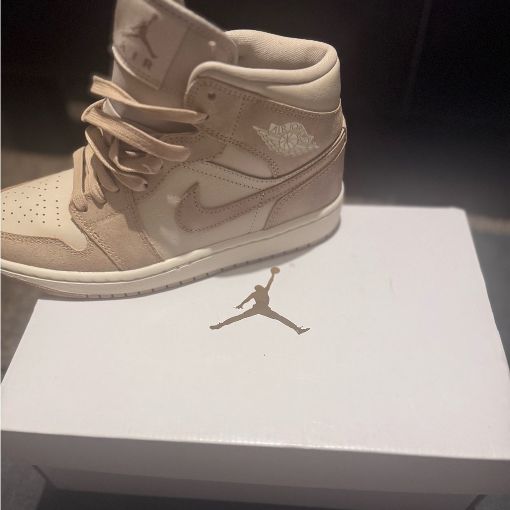 Jordan 1 Mid SE in Light Brown
